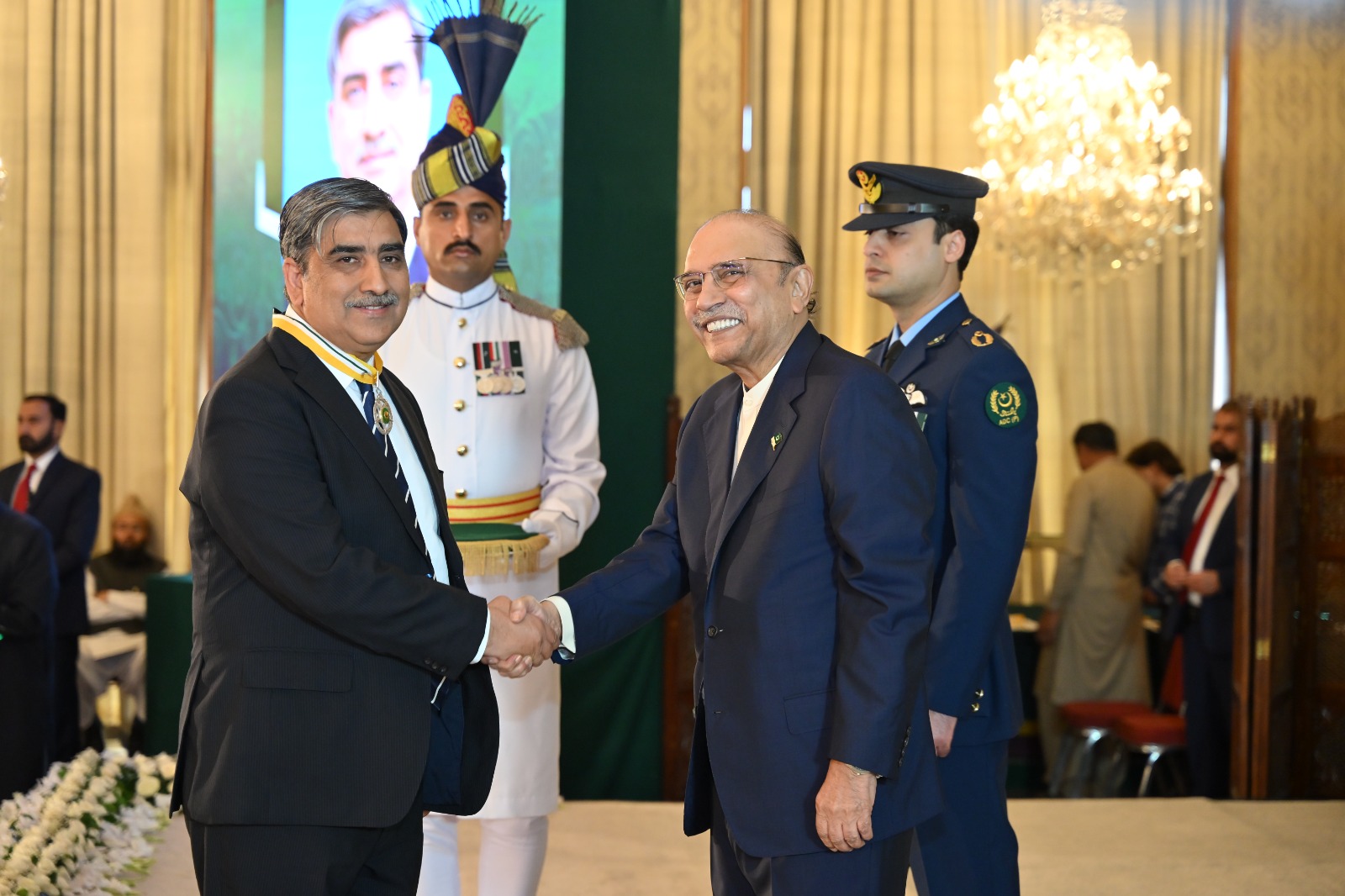 Muhammad Yaseen Khan receiving Sitara-i-Imtiaz from President Asif Ali Zardari at President House Islamabad