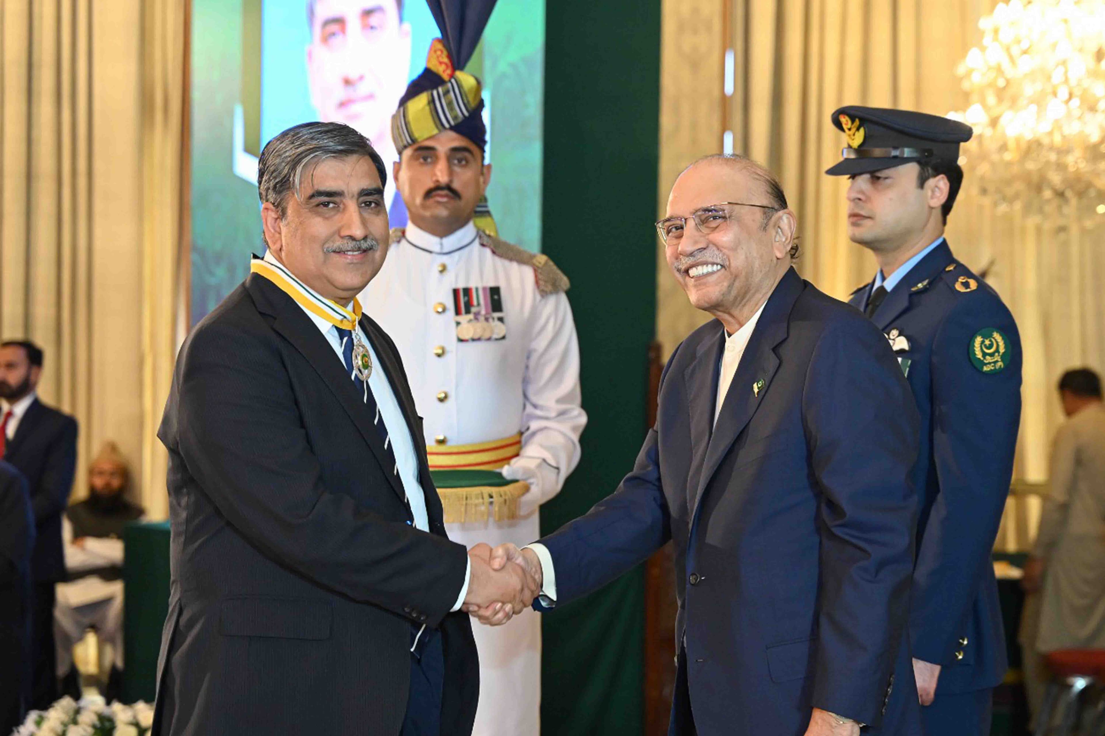Muhammad Yaseen Khan receiving the Sitara-i-Imtiaz